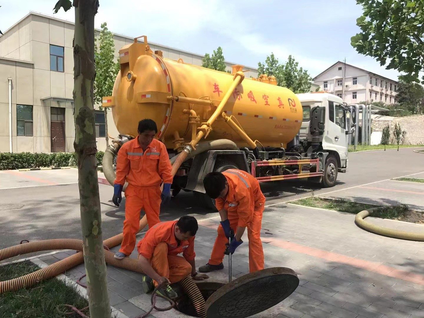 保城镇管道疏通车停在窨井附近