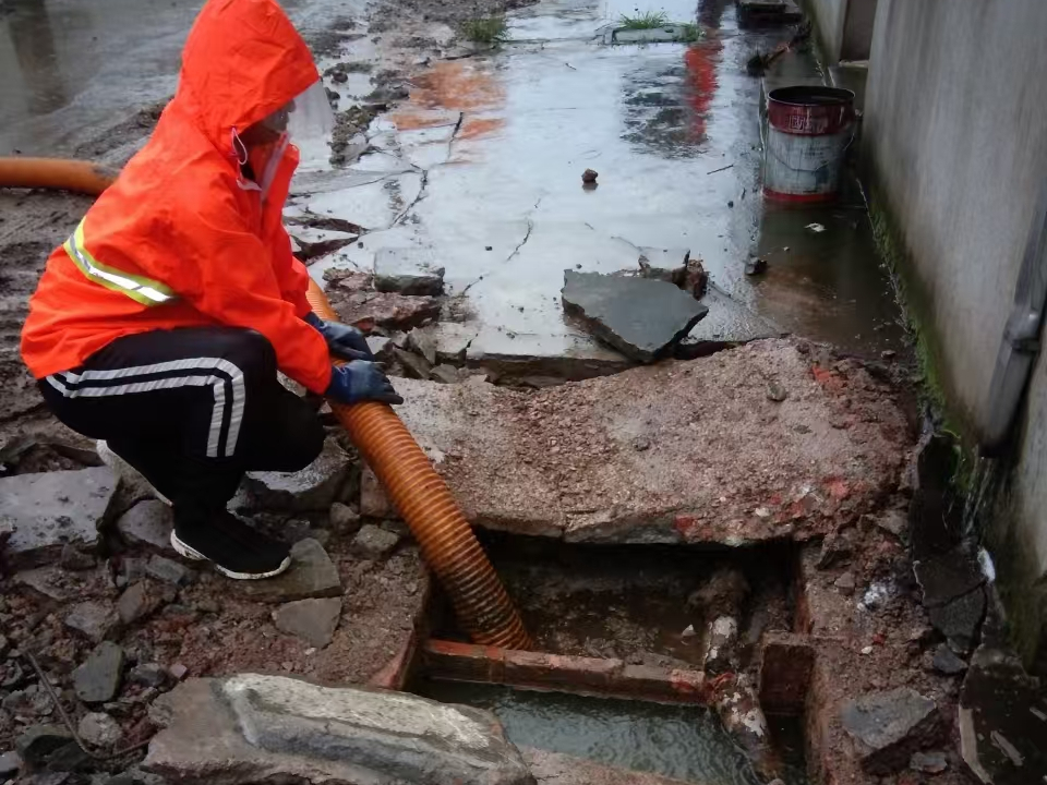 保城镇专业清理污水池 炜誉市政以规范流程守护城市 “肠道”