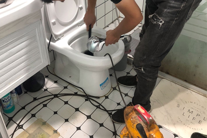 保城镇马桶堵塞自己疏通还是找师傅?专业上门服务让你省时更省心